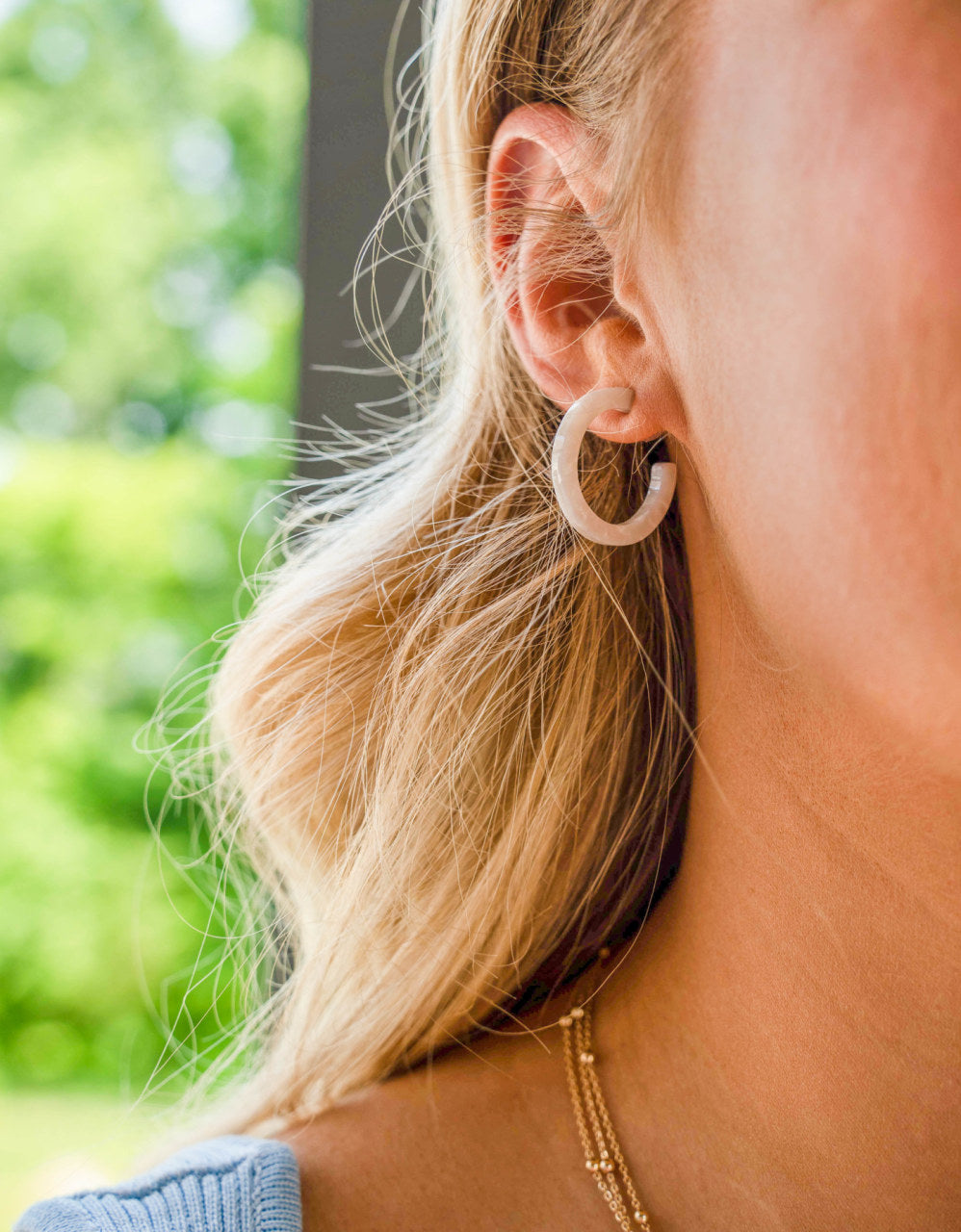 Marble pearl mini hoop earrings.